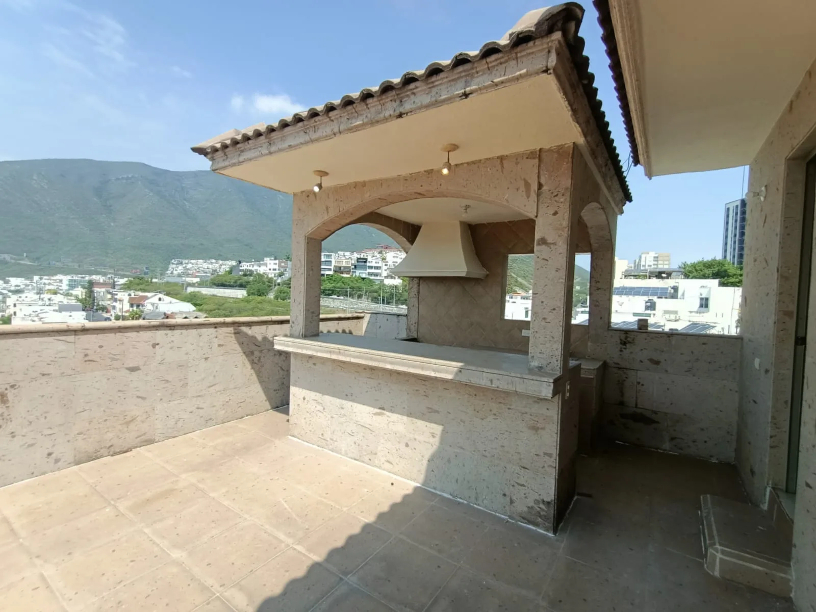 Residencia en Valle Alto con jardín